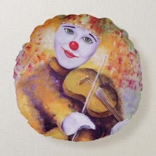 Een zoete clown die de viool speelt rond kussen