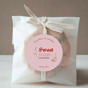 Een zoete dank u roze rode wijn retro bruiloft gun ronde sticker