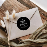 Een zoete die eindigt op een nieuw beginhuwelijk ronde sticker<br><div class="desc">Dit is een lief einde aan een nieuwe begin bruiloft klassieke sticker.. perfect voor een rustige bruiloft. Het ontwerp heeft een mooi lettertype op een zwarte achtergrond om uw evenement te verfraaien.</div>