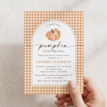 Een zoete kleine pompoen boog baby shower uitnodig