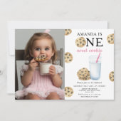 Een zoete koekje en melk meisje eerste verjaardag kaart (Voorkant)