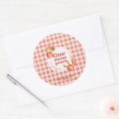 Een zoete perzik 1e verjaardag rustieke gingham ronde sticker (Envelop)