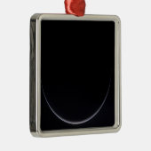 Een zonlicht-verlichte krescent van de aarde metalen ornament (Rechts)