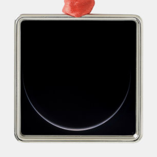 Een zonlicht-verlichte krescent van de aarde metalen ornament