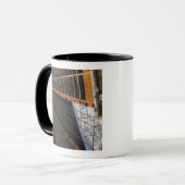 Een zonnepanelenvleugel mok (Voorkant links)