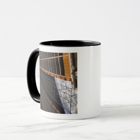 Een zonnepanelenvleugel mok (Voorkant links)