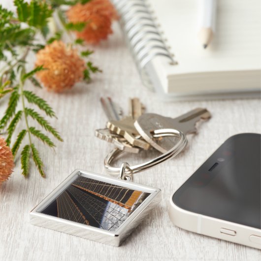 Een zonnepanelenvleugel sleutelhanger (Zijkant)