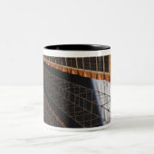 Een zonnepanelenvleugel tweekleurige koffiemok (Center)