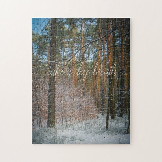 Een zonnige winterdag in het dennenbos legpuzzel (Verticaal)