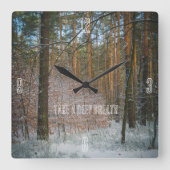 Een zonnige winterdag in het dennenbos vierkante klok (Voorkant)