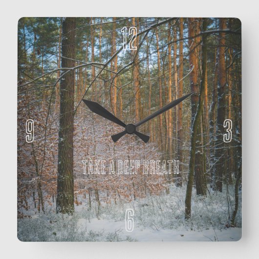 Een zonnige winterdag in het dennenbos vierkante klok (Voorkant)