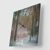 Een zonnige winterdag in het dennenbos vierkante klok (Hoek)