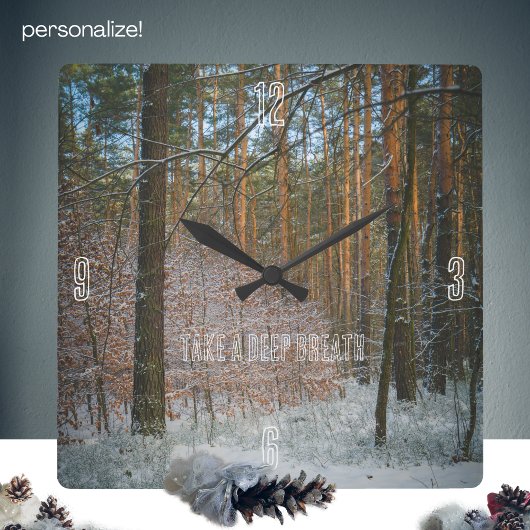 Een zonnige winterdag in het dennenbos vierkante klok