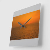 Een zonsondergang op zee op wandklok (Hoek)