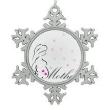 Een zwangere moeder met een miniatuur roze harten