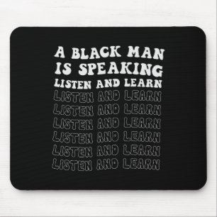 Een zwart Man spreekt, luistert en leert zijn zwar Muismat