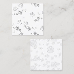 Een zwart-wit foto van bubbels op een witte rug contactkaartje