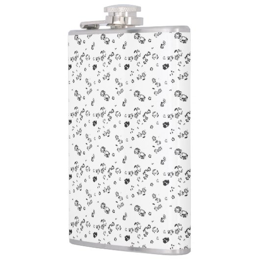 Een zwart-wit foto van bubbels op een witte rug heupfles (Links)