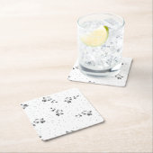 een zwart-wit foto van een aantal stippen kartonnen onderzetters (Insitu)