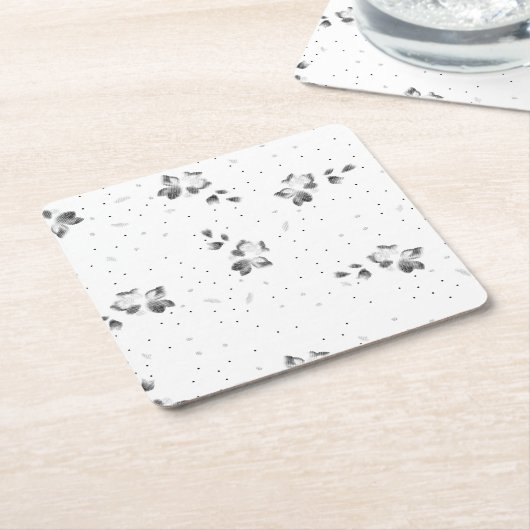 een zwart-wit foto van een aantal stippen kartonnen onderzetters (Schuin)