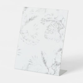 Een zwart-wit foto van een witte achtergrond reclamebord met voetstuk