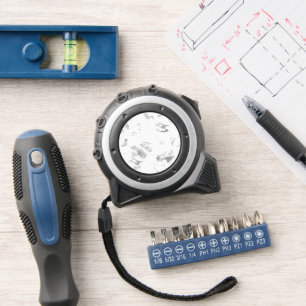 Een zwart-wit foto van een witte achtergrond rolmaat