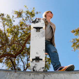 Een zwart-wit foto van een zwart-wit foto persoonlijk skateboard