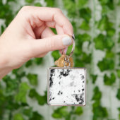 Een zwart-wit foto van een zwart-wit foto sleutelhanger (Hand)