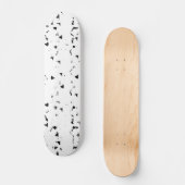 Een zwart-wit foto van regendruppels persoonlijk skateboard (Voorkant)