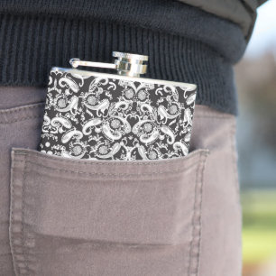Een zwart-wit paisley patroon heupfles