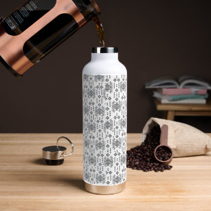 Een zwart-wit patroon met een witte achtergrond waterfles