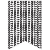 Een zwart-witte achtergrond met veel stippen vlaggetjes (Eerste vlag)