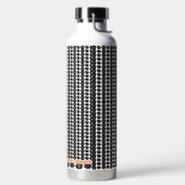 Een zwart-witte achtergrond met veel stippen waterfles (Links)