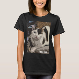 Een zwart-witte kat op een keukenstoel. Miauw! T-shirt