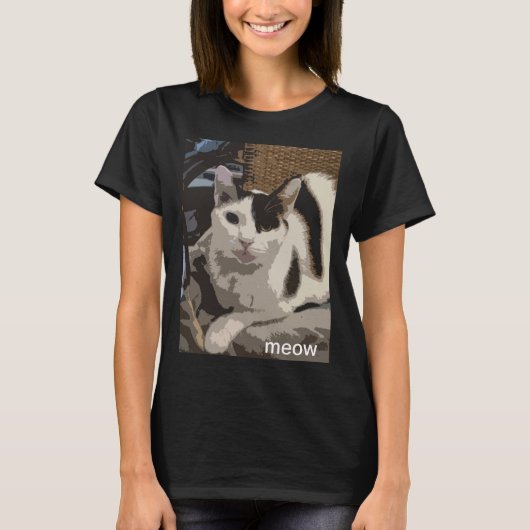 Een zwart-witte kat op een keukenstoel. Miauw! T-shirt (Voorkant)