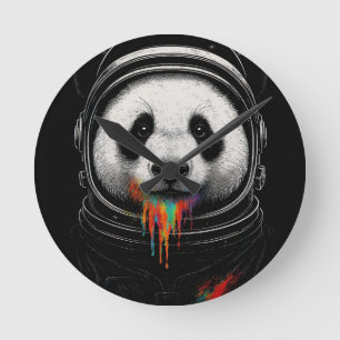 Een zwart-witte pandabeer die een ruimtepak draagt ronde klok