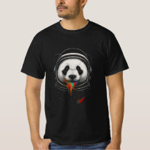 Een zwart-witte pandabeer die een ruimtepak draagt