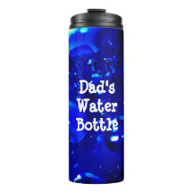 Een zwarte en blauwe booras van water