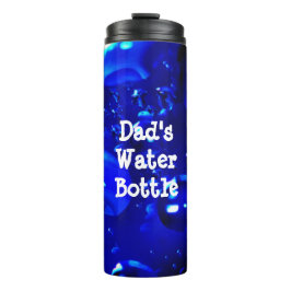 Een zwarte en blauwe booras van water thermosbeker