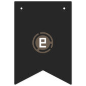 Een zwarte en bruine logo met de letter 9 vlaggetjes (Tweede vlag)