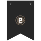 Een zwarte en bruine logo met de letter 9 vlaggetjes (Eerste vlag)