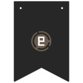 Een zwarte en bruine logo met de letter 9 vlaggetjes (Derde vlag)