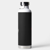 Een zwarte en rode logo met een persoon in het mid waterfles (Rechts)