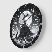 Een zwarte en witte heks met kat grote klok (Hoek)