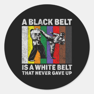 Een zwarte gordel is een witte gordel die nooit op ronde sticker