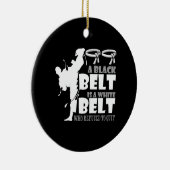 Een zwarte gordel is een witte gordel die weigert  keramisch ornament (Rechts)