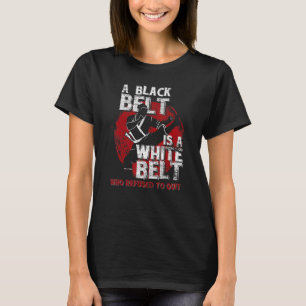 Een zwarte gordel is een witte gordel die weigert  t-shirt