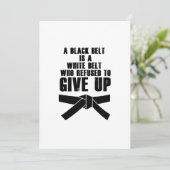 Een zwarte gordel is een witte gordel met Karate T (Staand voorkant)