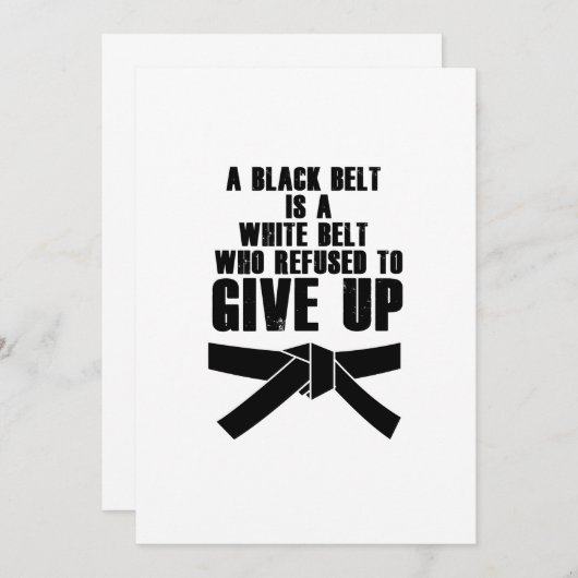 Een zwarte gordel is een witte gordel met Karate T (Voorkant / Achterkant)