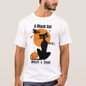 Een zwarte kat en een heks spreuk Halloween T-shirt (Voorkant)
